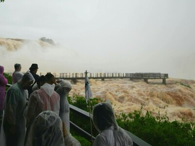Crecidas por El Niño obligan cierre de cataratas del Iguazú