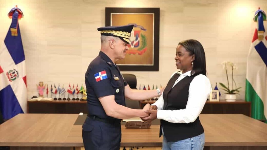 Director de la Policía y la diputada Millys Martínez se reúnen y acuerdan cerrar caso de Elías Piña Director de la Policía y la diputada Millys Martínez se reúnen y acuerdan cerrar caso de Elías Piña