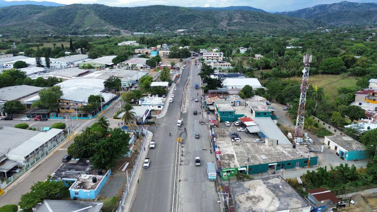 Trabajos en la vía que une a Jarabacoa con La Vega.
