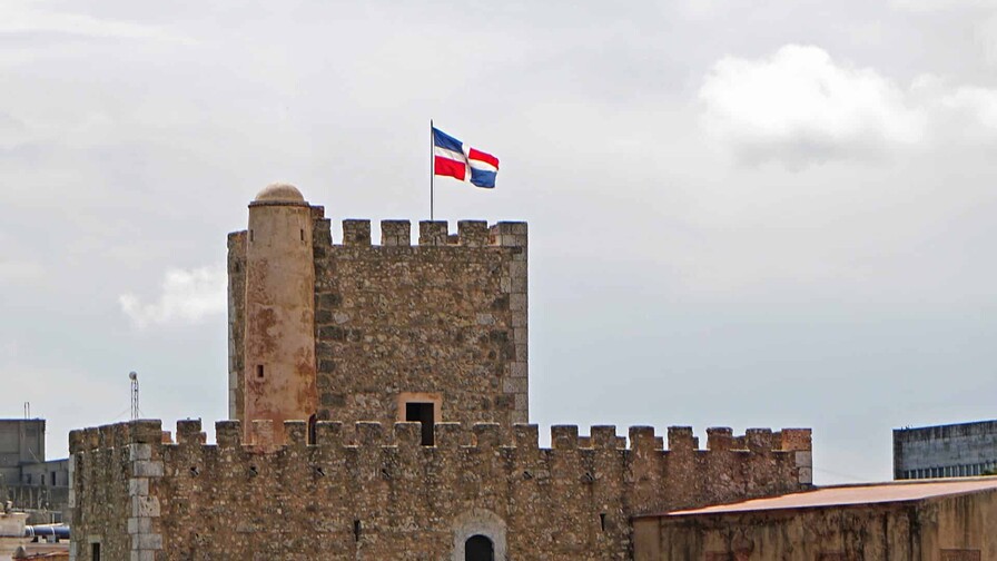 Las murallas que protegieron la primera ciudad europea de América Las murallas que protegieron la primera ciudad europea de América