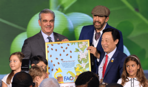 Juan Luis Guerra recibe reconocimiento de la FAO por Ojal&aacute; que llueva caf&eacute;