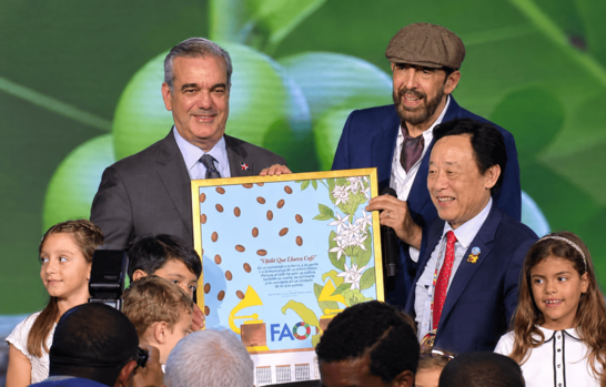 Juan Luis Guerra recibe reconocimiento de la FAO por Ojal&aacute; que llueva caf&eacute;