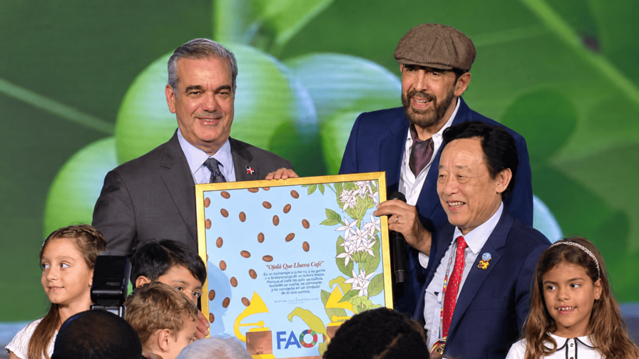 Juan Luis Guerra recibe reconocimiento de la FAO por Ojal&aacute; que llueva caf&eacute;