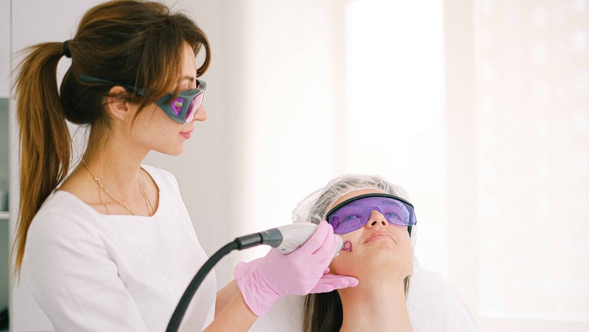 Láser facial todo el año: riesgos, cuidados y recomendaciones