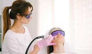 ¿Se puede usar el láser facial durante todo el año?