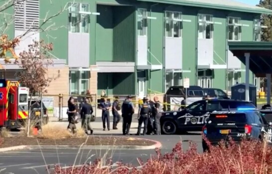 Mueren tres ni&ntilde;os y un profesor en tiroteo en escuela de Oregon, en EE. UU.