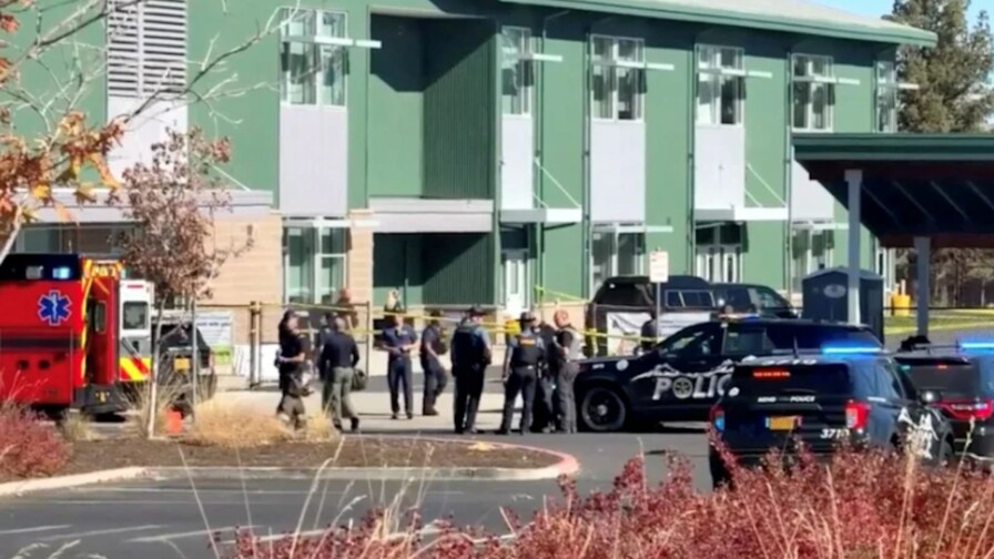 Mueren tres ni&ntilde;os y un profesor en tiroteo en escuela de Oregon, en EE. UU.