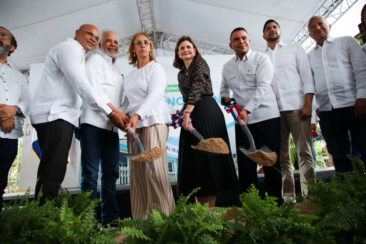 Primer palazo para el remozamiento y ampliación del Hospital Provincial Dr. Rafael J. Mañón.