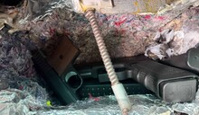 Arrestan hombre con armas y municiones ocultas en compartimento secreto de una camioneta