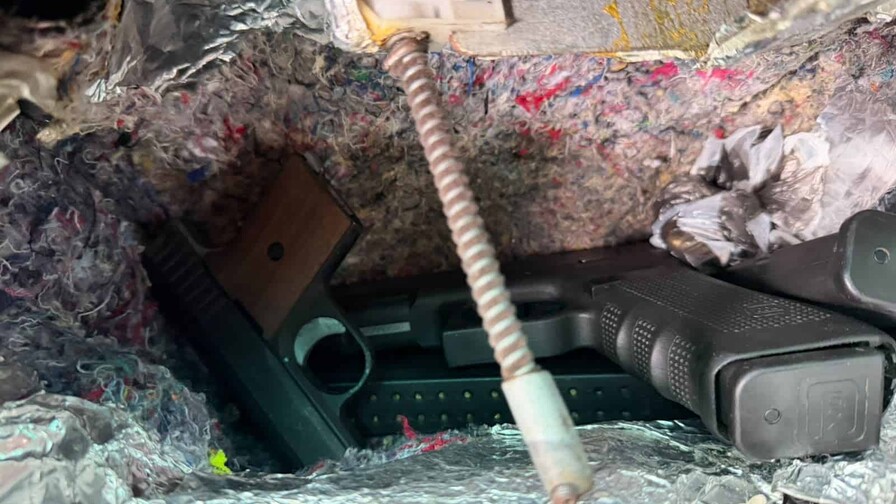 Arrestan hombre con armas y municiones ocultas en compartimento secreto de una camioneta Arrestan hombre con armas y municiones ocultas en compartimento secreto de una camioneta