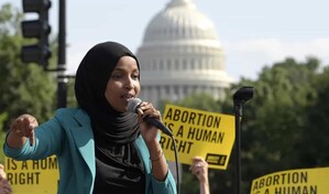 Abogados de la congresista Ilhan Omar cuestionan la legalidad del allanamiento a su casa