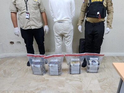 Arrestan español con 20 paquetes de cocaína en aeropuerto