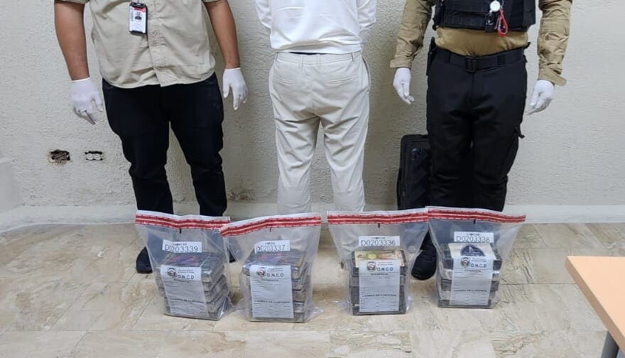 Arrestan español con 20 paquetes de cocaína en aeropuerto de La Altagracia Arrestan español con 20 paquetes de cocaína en aeropuerto de La Altagracia