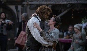 Olivia Colman y Alexander Skarsg&aring;rd son un matrimonio at&iacute;pico en la f&aacute;bula c&oacute;mica Wicker