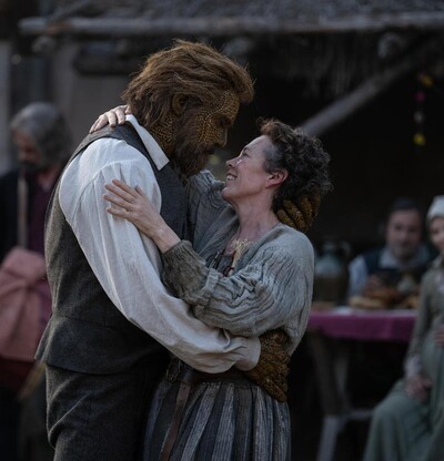 Olivia Colman y Alexander Skarsg&aring;rd son un matrimonio at&iacute;pico en la f&aacute;bula c&oacute;mica Wicker