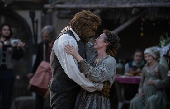 Olivia Colman y Alexander Skarsg&aring;rd son un matrimonio at&iacute;pico en la f&aacute;bula c&oacute;mica Wicker