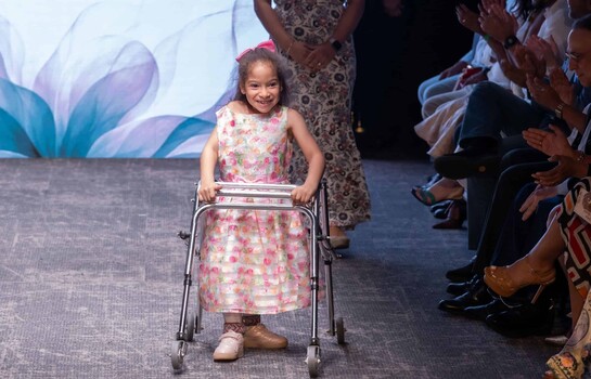 A sus siete a&ntilde;os, Mar&iacute;a Feliz vive su pasi&oacute;n por el modelaje en el Desfile por la Inclusi&oacute;n