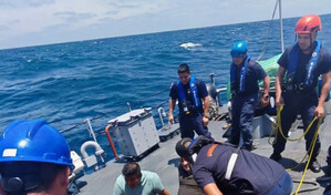 La Armada de Ecuador busca a 14 tripulantes de un barco naufragado en el Pac&iacute;fico