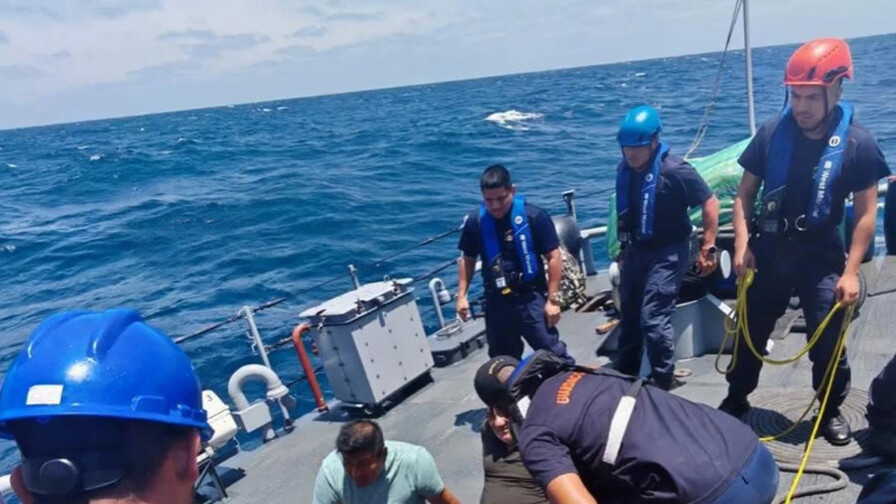 La Armada de Ecuador busca a 14 tripulantes de un barco naufragado en el Pacífico La Armada de Ecuador busca a 14 tripulantes de un barco naufragado en el Pacífico