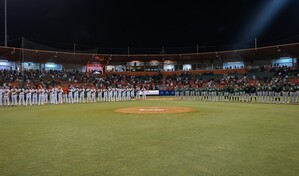 Oscar de la Cruz y tres jonrones conducen 11-0 a las Estrellas sobre los Toros en noche de apertura