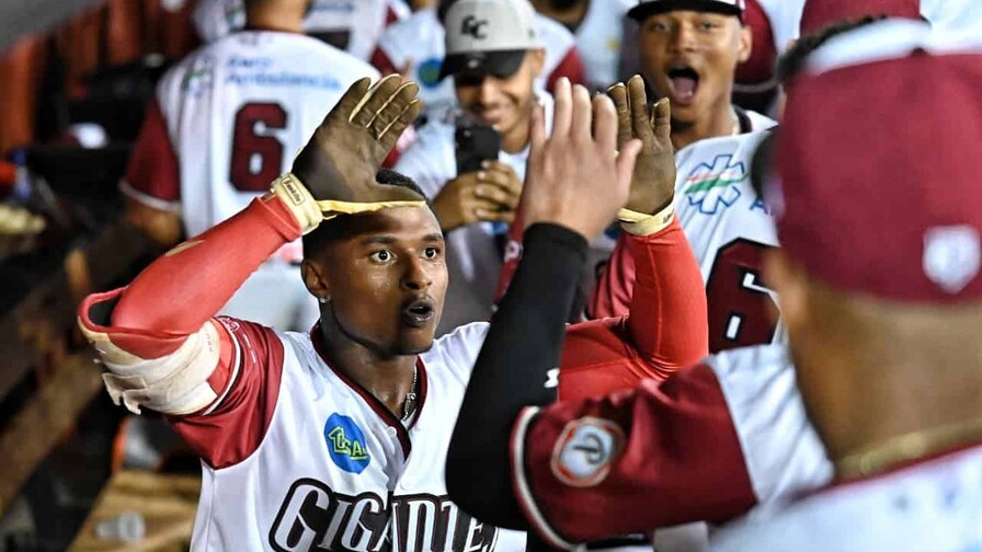 Wily Peralta controló a las Águilas y los Gigantes ganan en casa 4-1 en el día de apertura Wily Peralta controló a las Águilas y los Gigantes ganan en casa 4-1 en el día de apertura