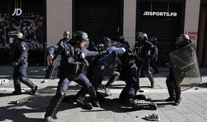 Persisten las protestas en Francia en medio de enfrentamientos con la polic&iacute;a
