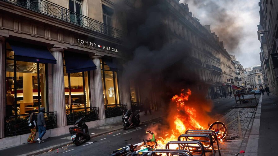 Detenidas 1,200 personas en las protestas en Francia, que dejan 150 policías heridos Detenidas 1,200 personas en las protestas en Francia, que dejan 150 policías heridos
