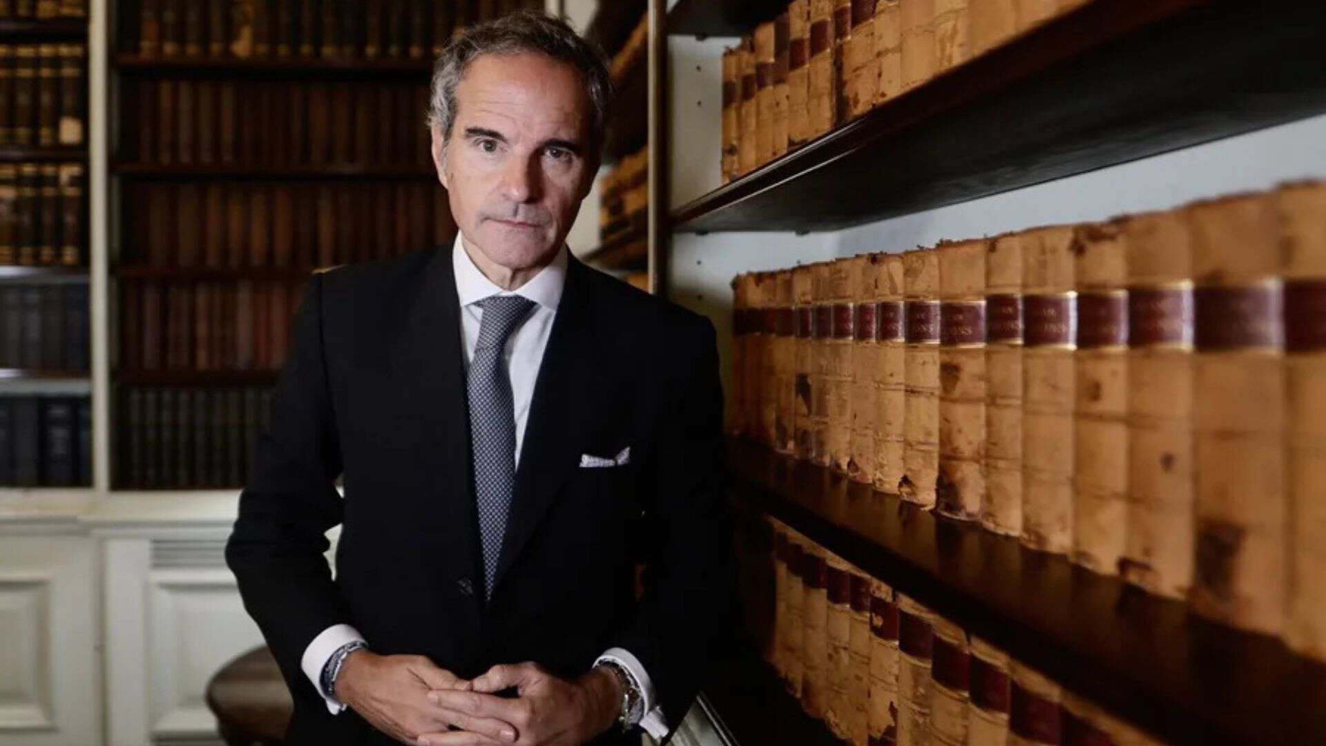 Fotografía del candidato a secretario general de la ONU, Rafael Grossi, posando durante una entrevista con EFE, en el Palacio San Martín, en Buenos Aires (Argentina).