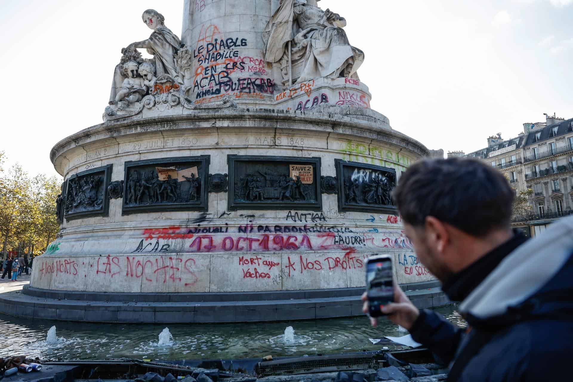 Grafitis dejados por manifestantes en la Estatua de la República, tras los enfrentamientos entre la policía antidisturbios y los manifestantes durante las protestas a nivel nacional contra el alto costo de la vida en el país; París, Francia, 18 de octubre de 2026. (Protestas, Francia)