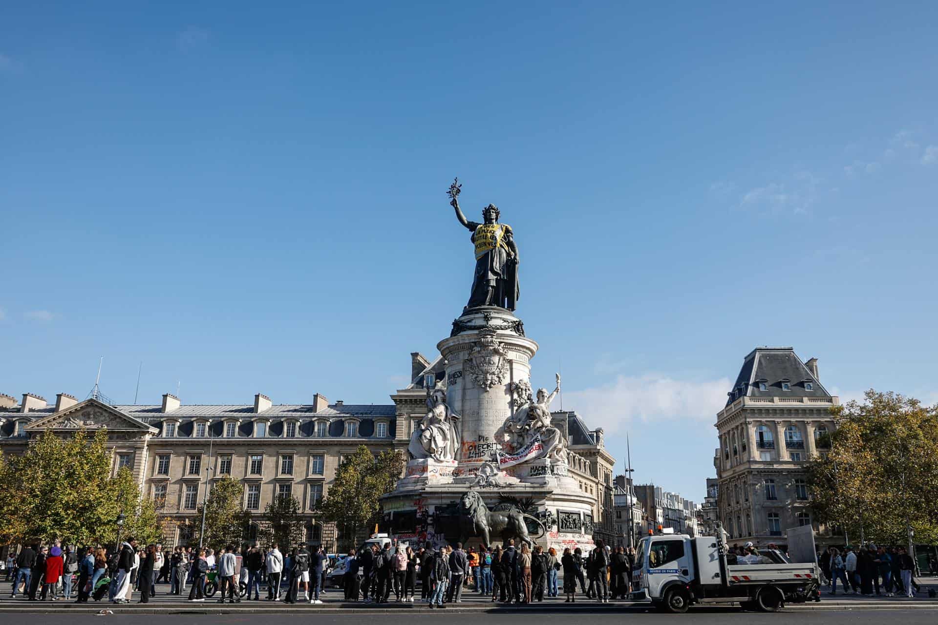 La estatua de la República, ataviada con un chaleco amarillo tras los enfrentamientos entre la policía antidisturbios y los manifestantes durante las protestas a escala nacional contra el alto costo de la vida en el país, en París, Francia, el 18 de octubre de 2026.<br>