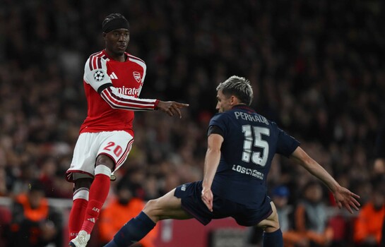 El Arsenal sufre en Nottingham pero amarra un triunfo vital para no perderle la pista al City