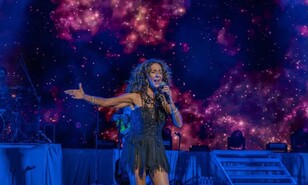 Rosario Flores cautiva con su universo musical y su fuerza interpretativa