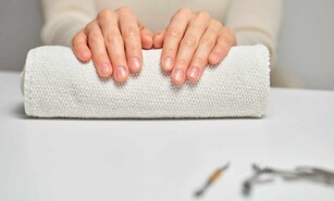 U&ntilde;as cortas y sin esmalte, la tendencia de manicura que apuesta por la belleza natural en 2026