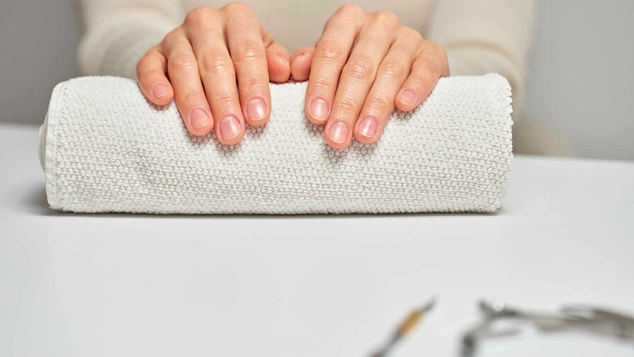 U&ntilde;as cortas y sin esmalte, la tendencia de manicura que apuesta por la belleza natural en 2026