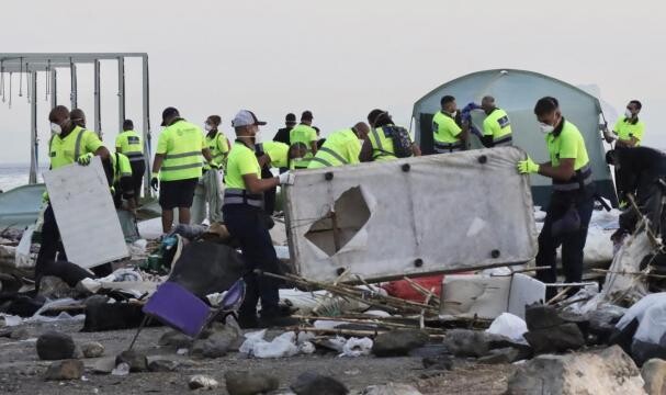 La Policía desaloja 500 personas del último gran asentamiento de inmigrantes de Ceuta La Policía desaloja 500 personas del último gran asentamiento de inmigrantes de Ceuta