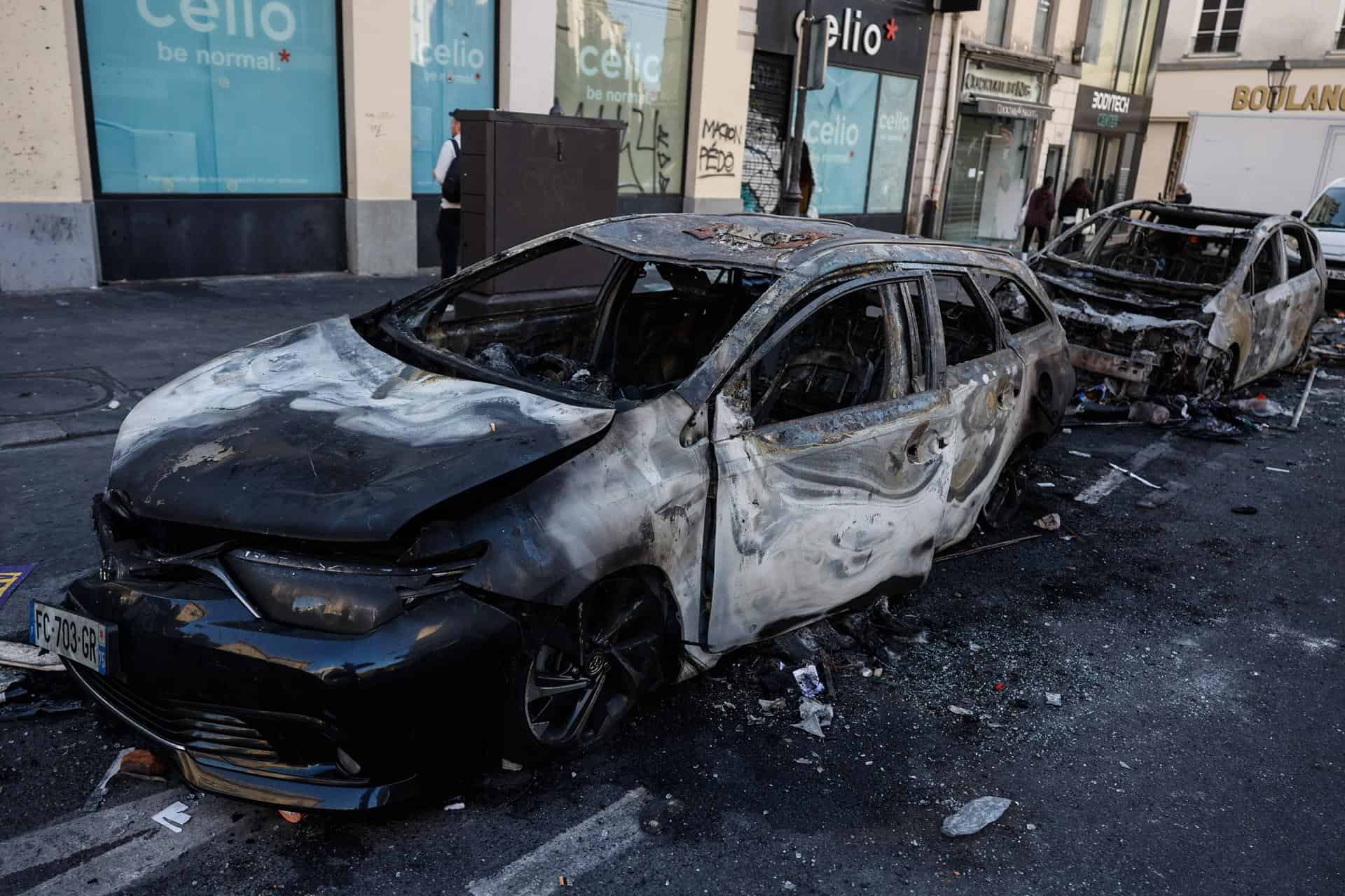 Vehículos calcinados tras los enfrentamientos entre la policía antidisturbios y manifestantes en París, Francia, durante las protestas a nivel nacional contra el alto costo de la vida en el país, 18 de octubre de 2026. (Protestas, Francia)