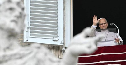 Le&oacute;n XIV reaparece en el rezo del &aacute;ngelus en el Vaticano tras su operaci&oacute;n de pulm&oacute;n