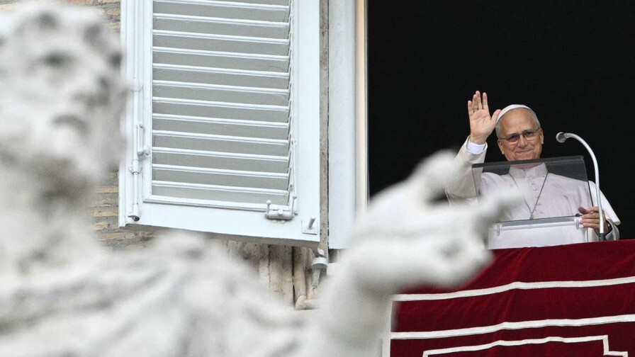 León XIV reaparece en el rezo del ángelus en el Vaticano tras su operación de pulmón León XIV reaparece en el rezo del ángelus en el Vaticano tras su operación de pulmón