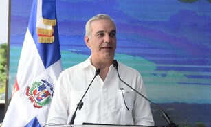 Abinader inaugura puente sobre el r&iacute;o La Leonora tras m&aacute;s de 30 a&ntilde;os de espera en Maim&oacute;n