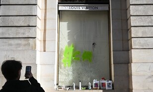 Como una guerra: Par&iacute;s amanece at&oacute;nita frente a la violencia