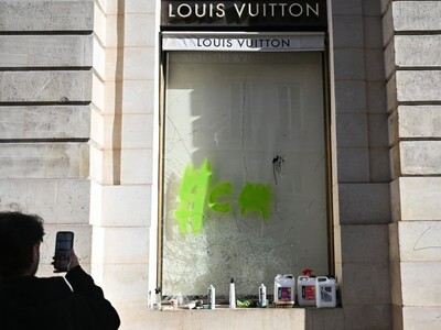 Manifestaciones en Francia dejan comercios dañados y coches calcinados