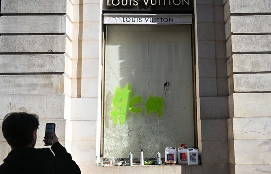 Como una guerra: Par&iacute;s amanece at&oacute;nita frente a la violencia