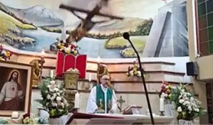 Un sacerdote muere tras caerle encima una cruz durante una misa en Ecuador