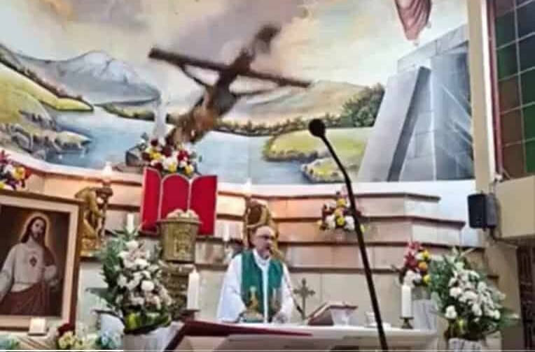 Un sacerdote muere tras caerle encima una cruz durante una misa en Ecuador Un sacerdote muere tras caerle encima una cruz durante una misa en Ecuador