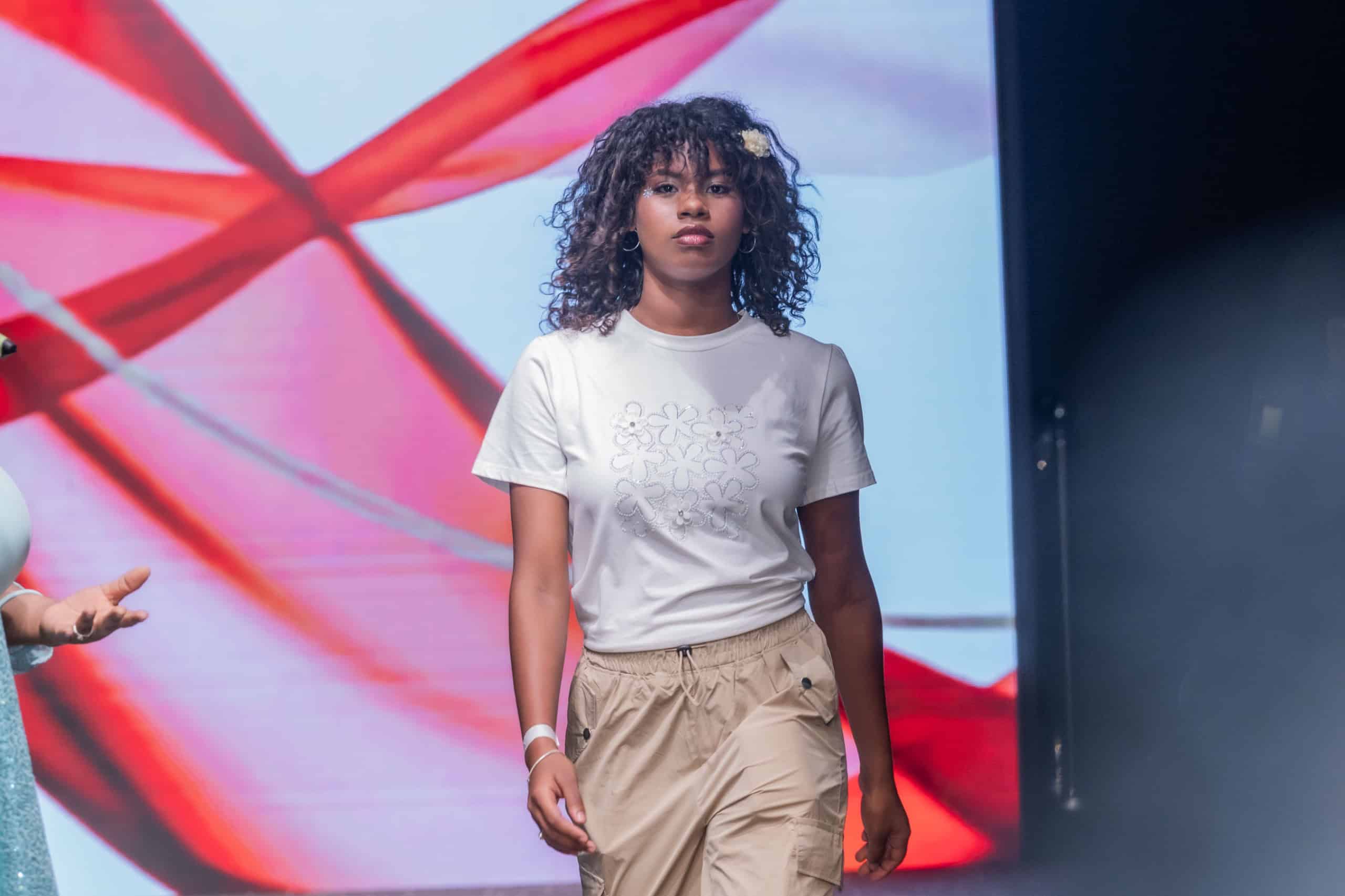 Modelo del Desfile por la Inclusión: "Florecer" organizado, este sábado 17 de octubre de 2026, por la Procuraduría General de la República y el Ministerio de Justicia.