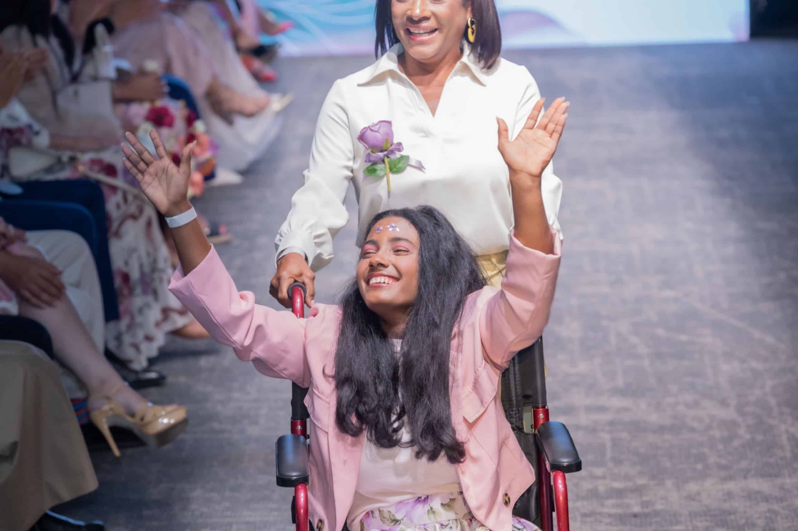 Modelo del Desfile por la Inclusión: "Florecer" organizado, este sábado 17 de octubre de 2026, por la Procuraduría General de la República y el Ministerio de Justicia.