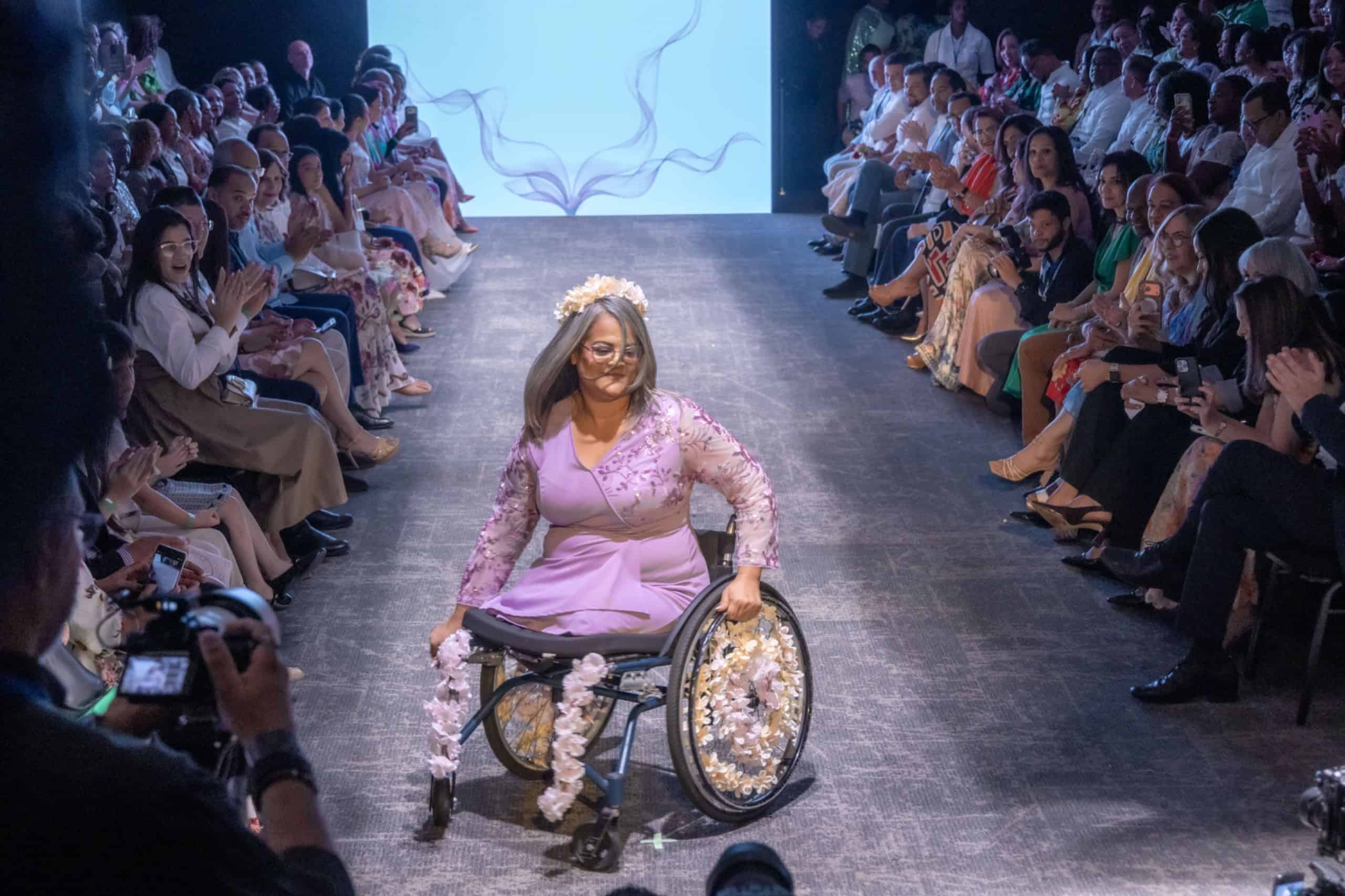 Participante en la pasarela del Desfile por la Inclusión: "Florecer" organizado, este sábado 17 de octubre de 2026, por la Procuraduría General de la República y el Ministerio de Justicia.