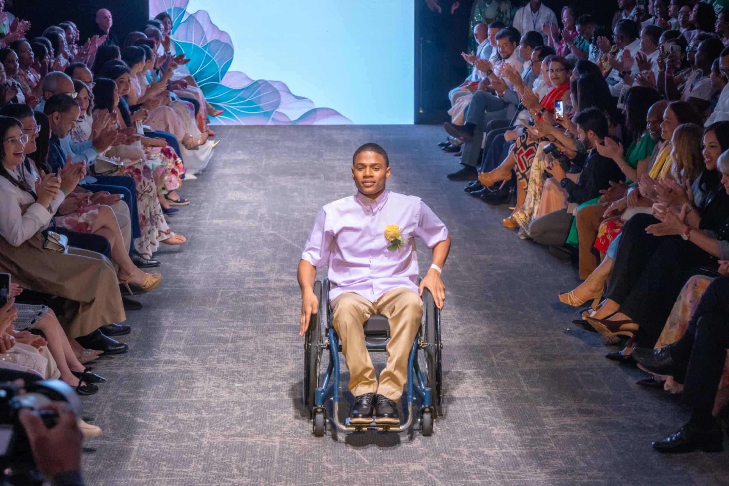 Modelo en el Desfile por la Inclusión: "Florecer" organizado, este sábado 17 de octubre de 2026, por la Procuraduría General de la República y el Ministerio de Justicia.