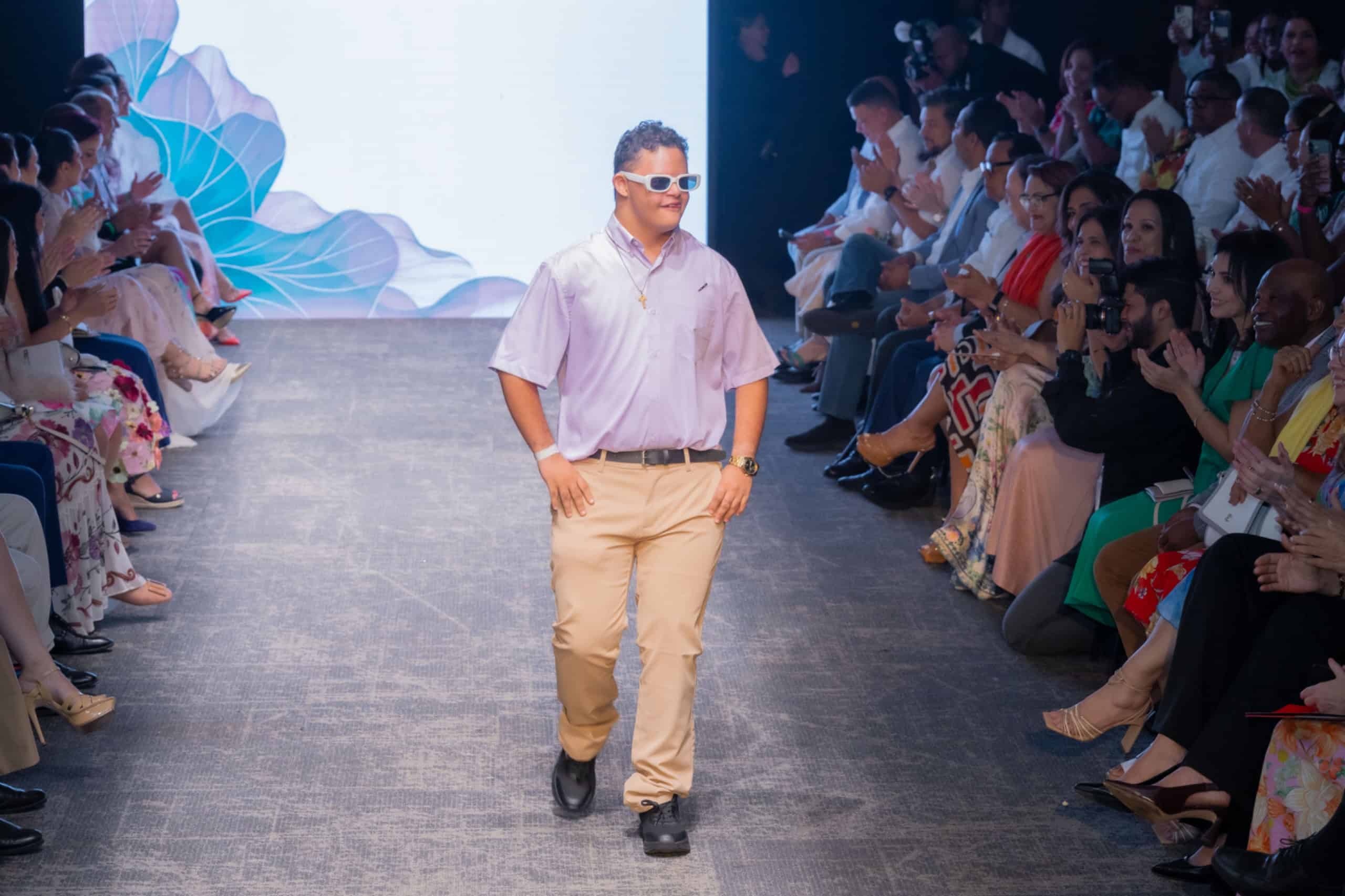 Participante del Desfile por la Inclusión: "Florecer" organizado, este sábado 17 de octubre de 2026, por la Procuraduría General de la República y el Ministerio de Justicia.