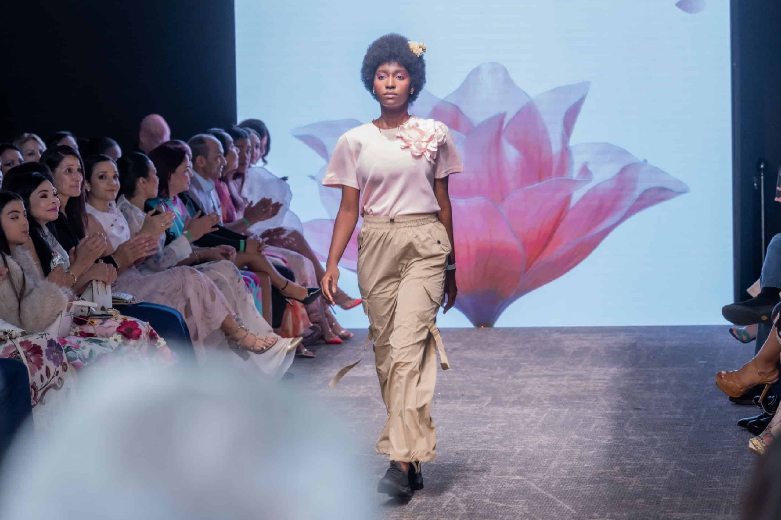 Modelo del Desfile por la Inclusión: "Florecer" organizado, este sábado 17 de octubre de 2026, por la Procuraduría General de la República y el Ministerio de Justicia.